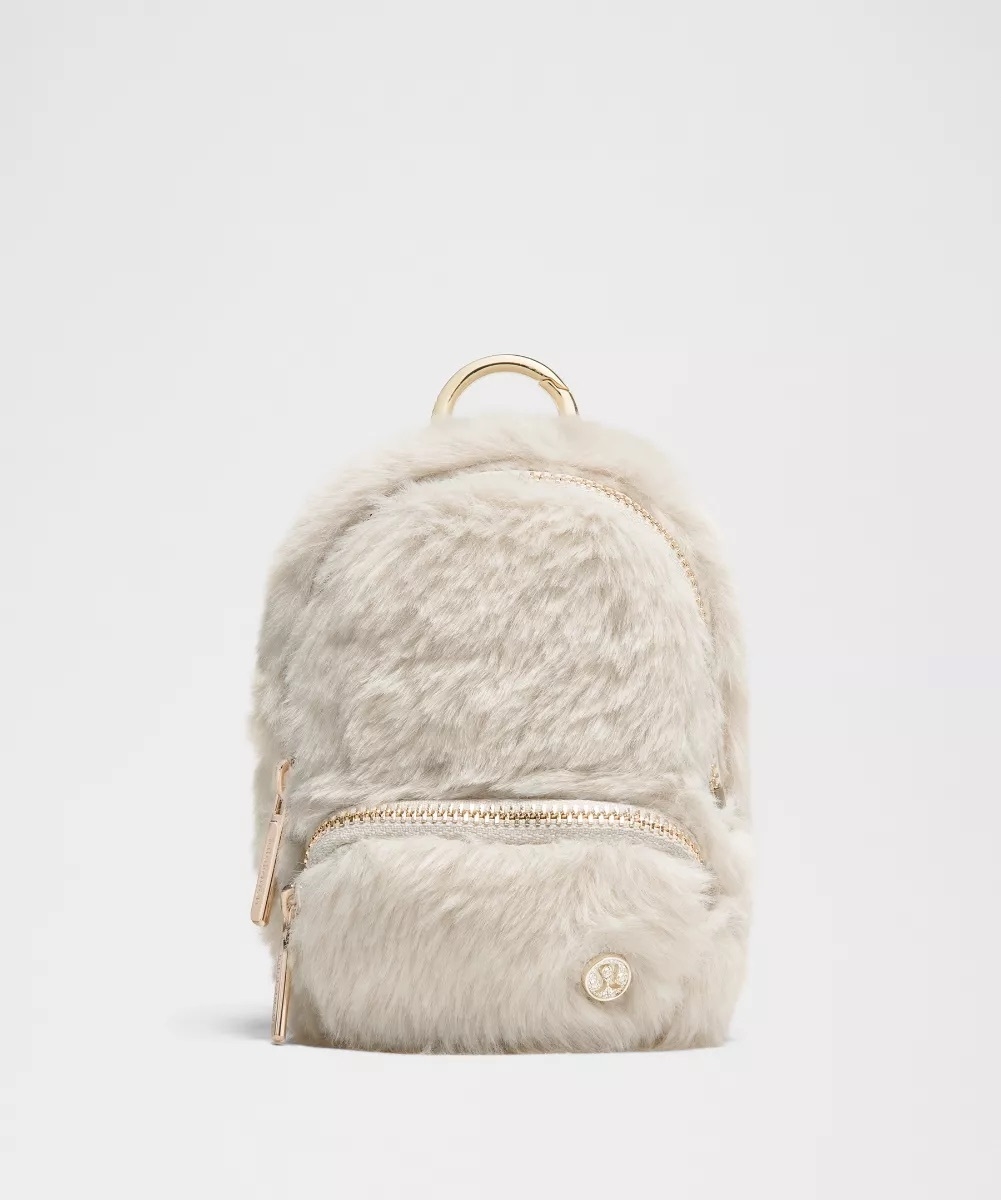 lululemon 絨毛款 Everywhere Nano Backpack Plush Fleece，NT$1,280