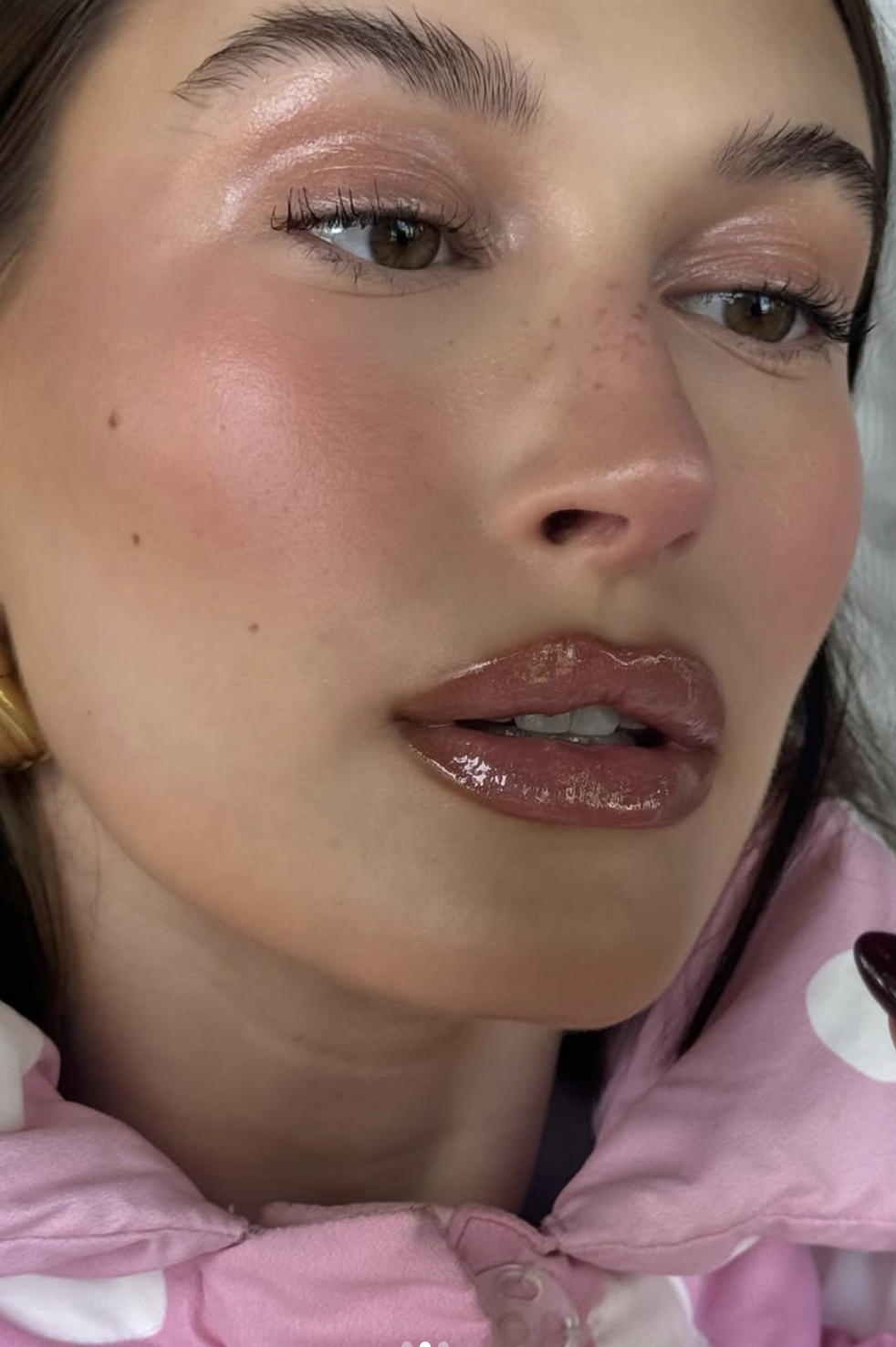 雀斑是草莓妝容必備，上在臉上超級可愛！