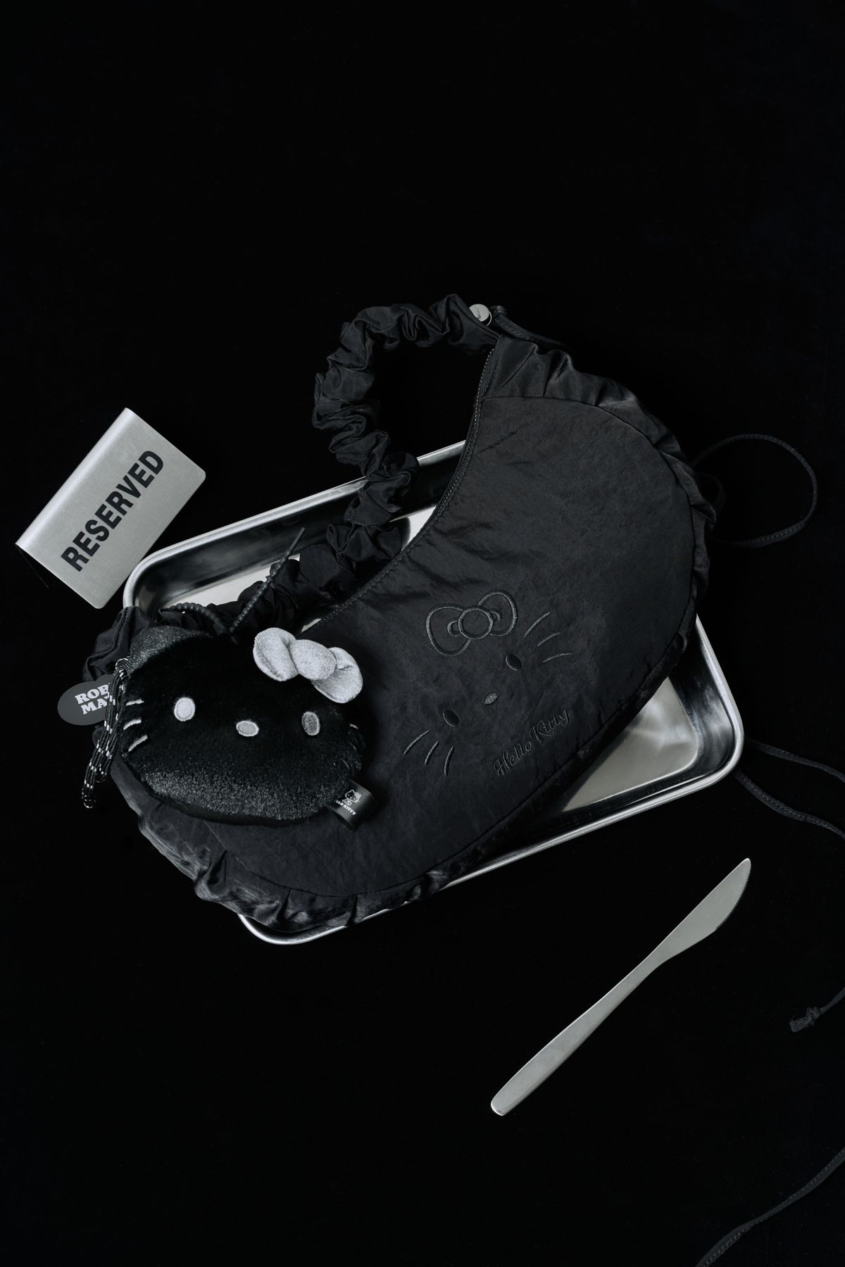 ROBINMAY｜Hello Kitty 彎月肩背包｜NTD 2,380｜顏色：黑黑