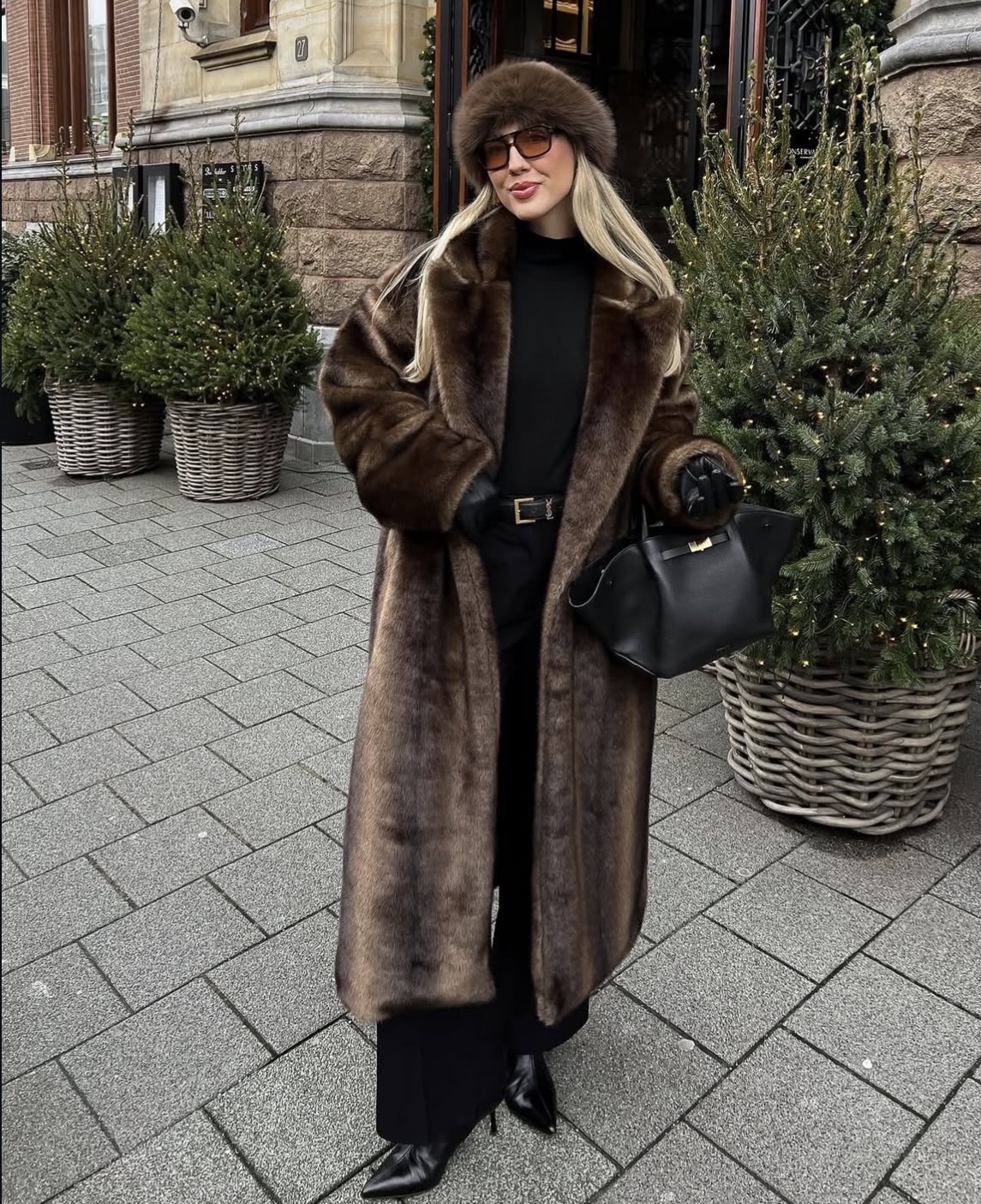 謹記「Less is More」的極簡原則，保證穿出搭大衣的高級奢華。