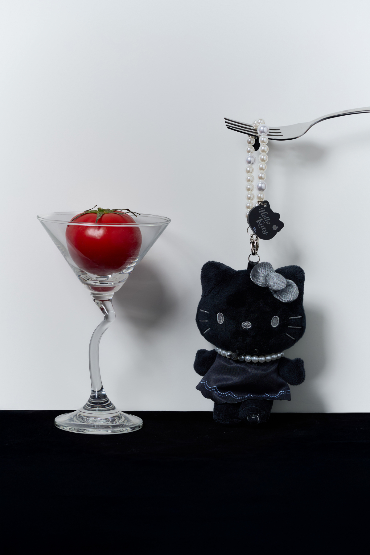 ROBINMAY｜Hello Kitty 黑灰系列娃娃吊飾｜NTD 690｜顏色：黑色