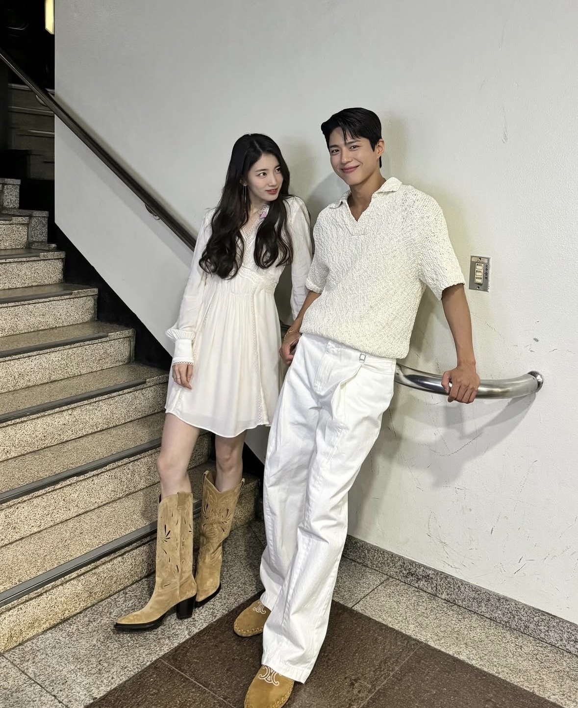 這套絕對是情侶穿搭範本，高級又顯情侶默契～