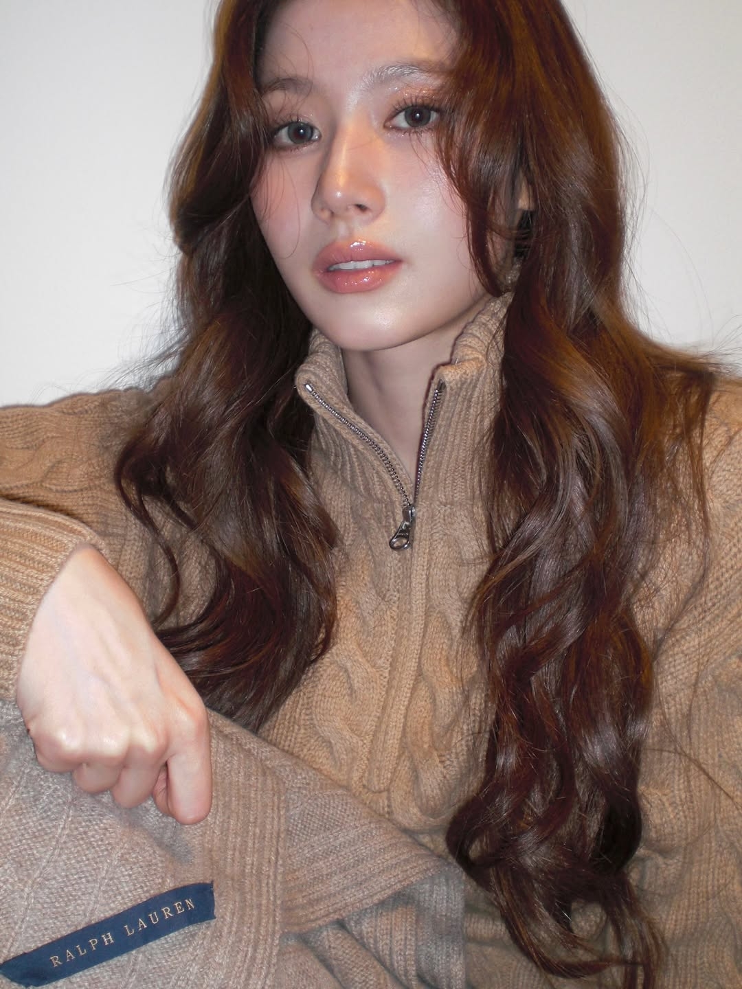 妝容色調像是一杯溫暖的焦糖拿鐵，唇部與面部的高光澤感像琉璃一樣晶瑩剔透。