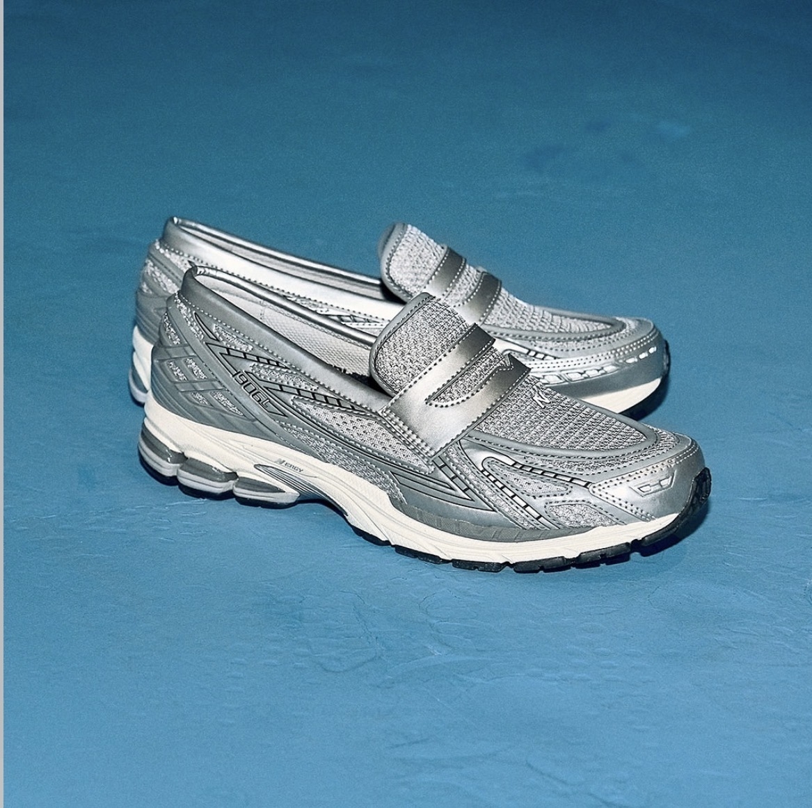 銀色橫鞋帶加上網面設計，讓鞋款增添不少科技潮流感！