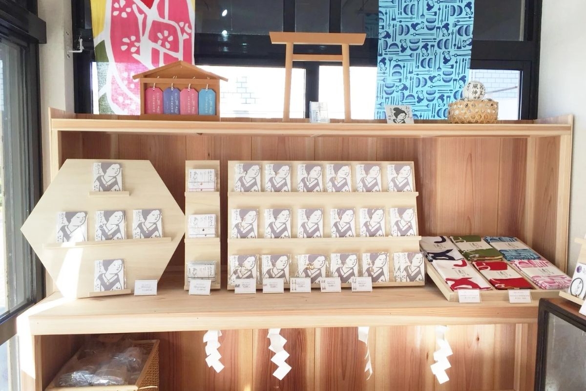 品牌還有針對人際關係推出特定款噴霧，精準切中現代人對於轉運的渴望。