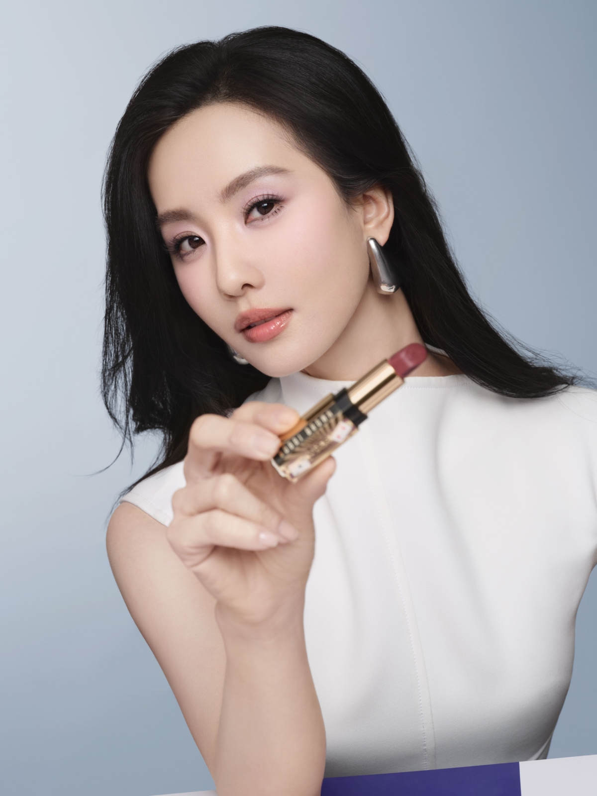 劉詩詩擦上Bobbi Brown  愛麗絲夢遊仙境聯名限定系列 金緻緞光唇膏