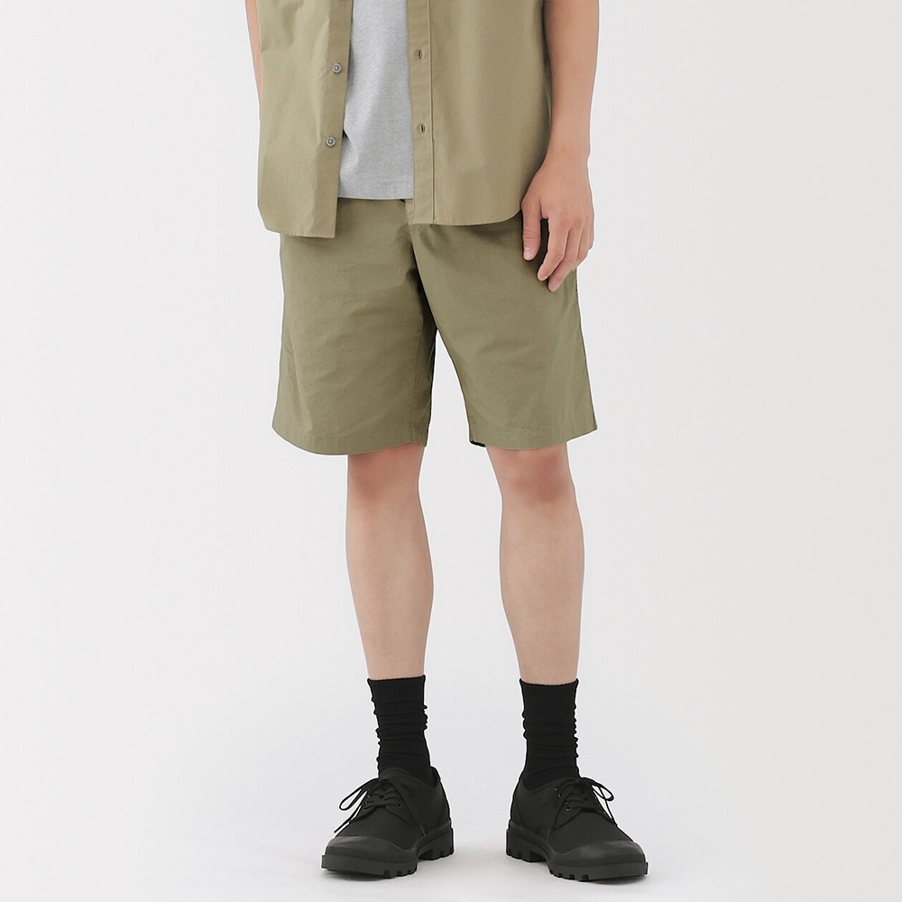 男水洗平織布舒適短褲（煙燻綠），NT$499元