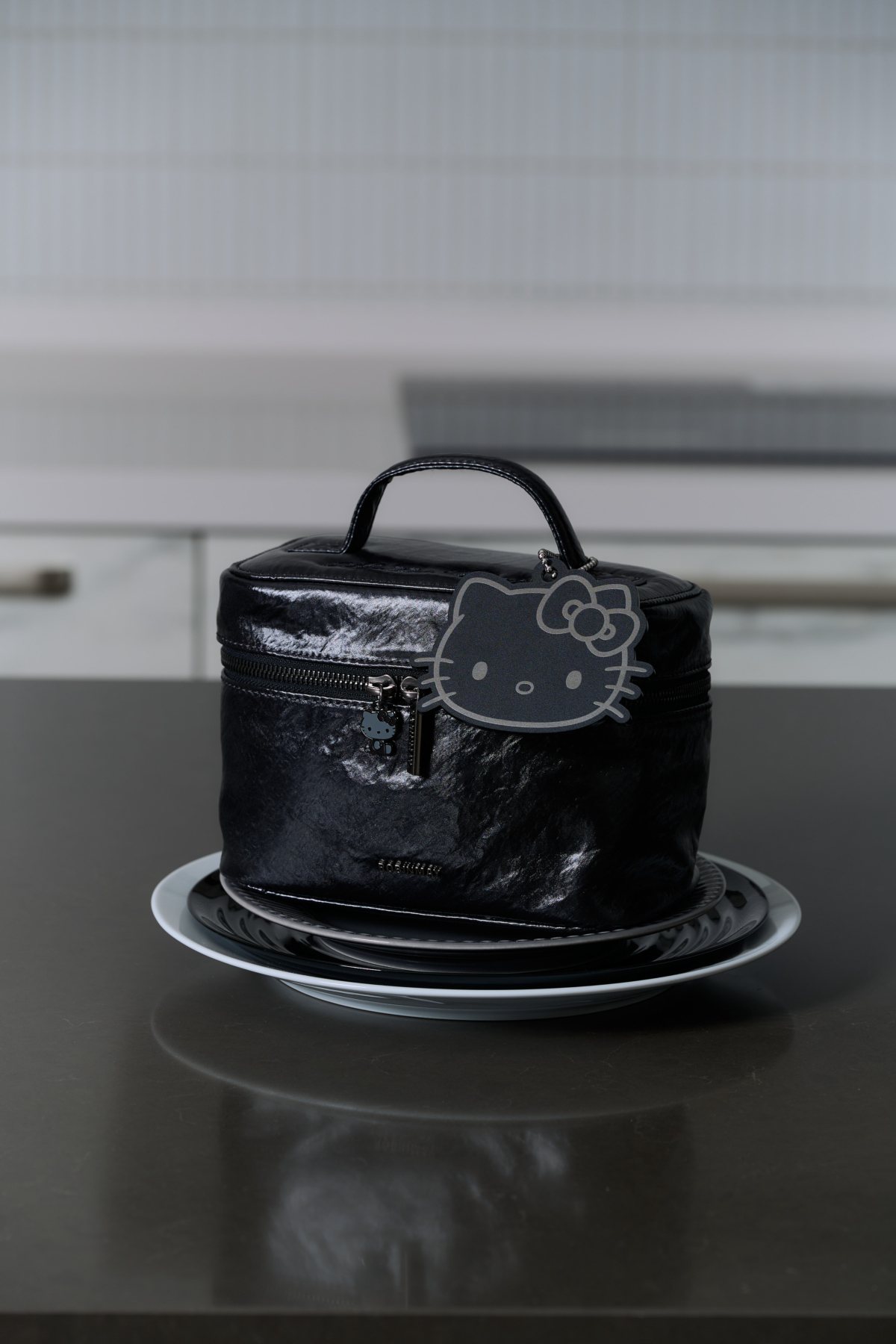 ROBINMAY｜Hello Kitty 化妝包｜NTD 1,390｜顏色：黑色