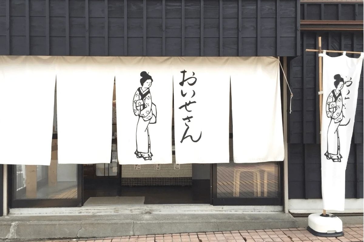 Oisesan將嚴肅的驅邪儀式變成了香香的、時髦的日常習慣。