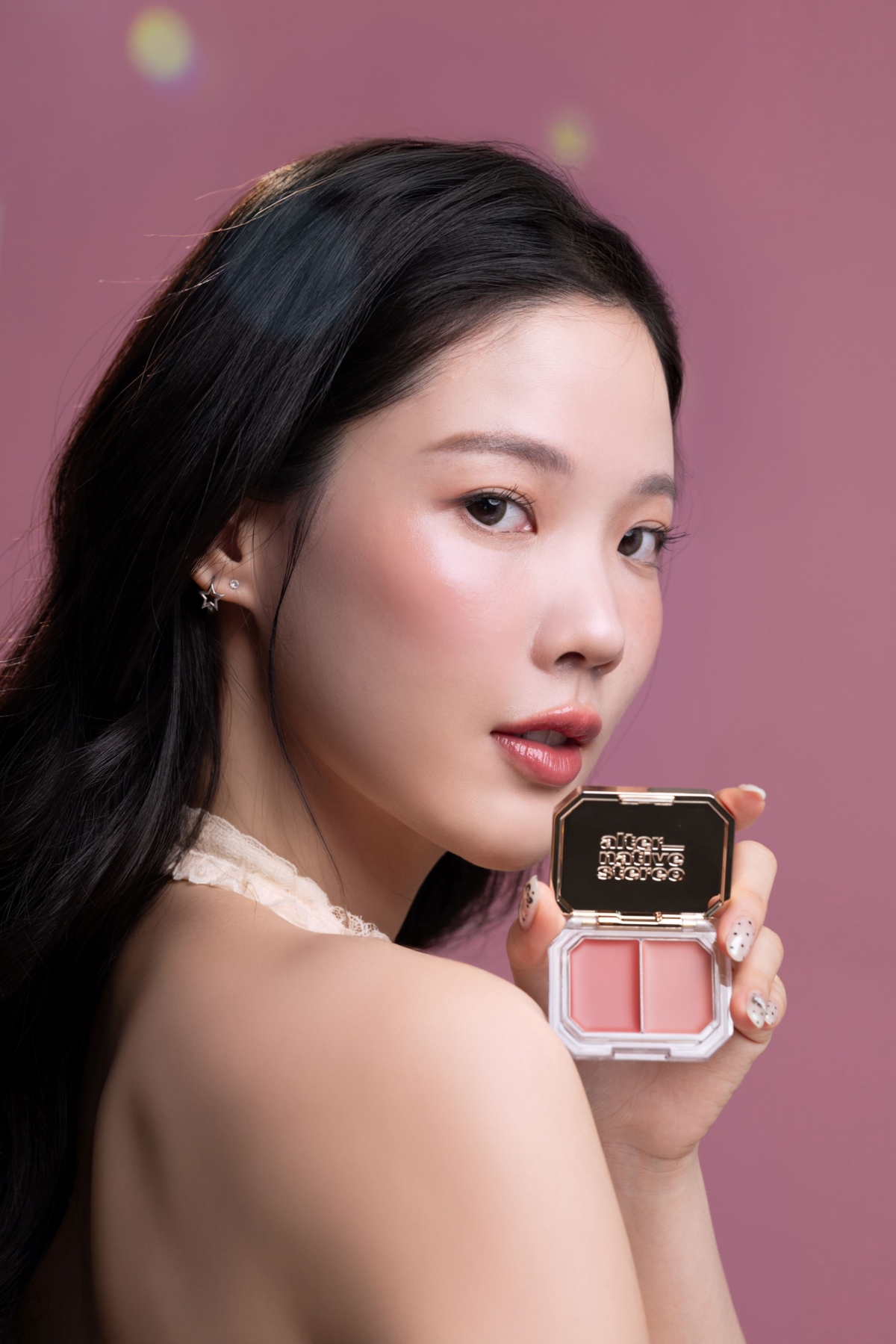 alternativestereo寶石光唇頰盤 除了有寶石般的包裝，更具備量身訂做的彈性。消費者可自由選擇外殼與兩款蕊心。