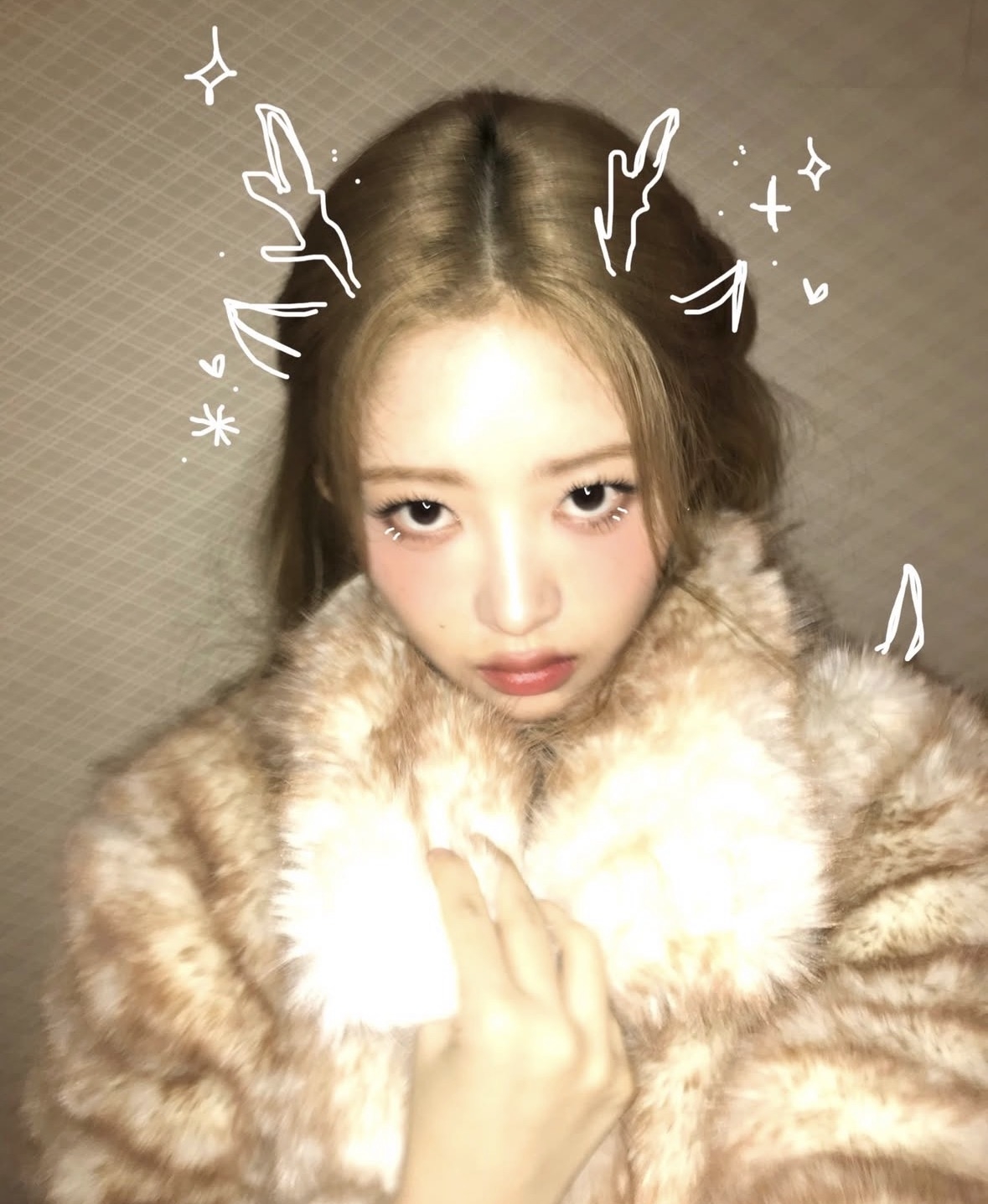 REI 身穿鹿紋外套，簡直就是現實生活中的「小鹿斑比」本人！