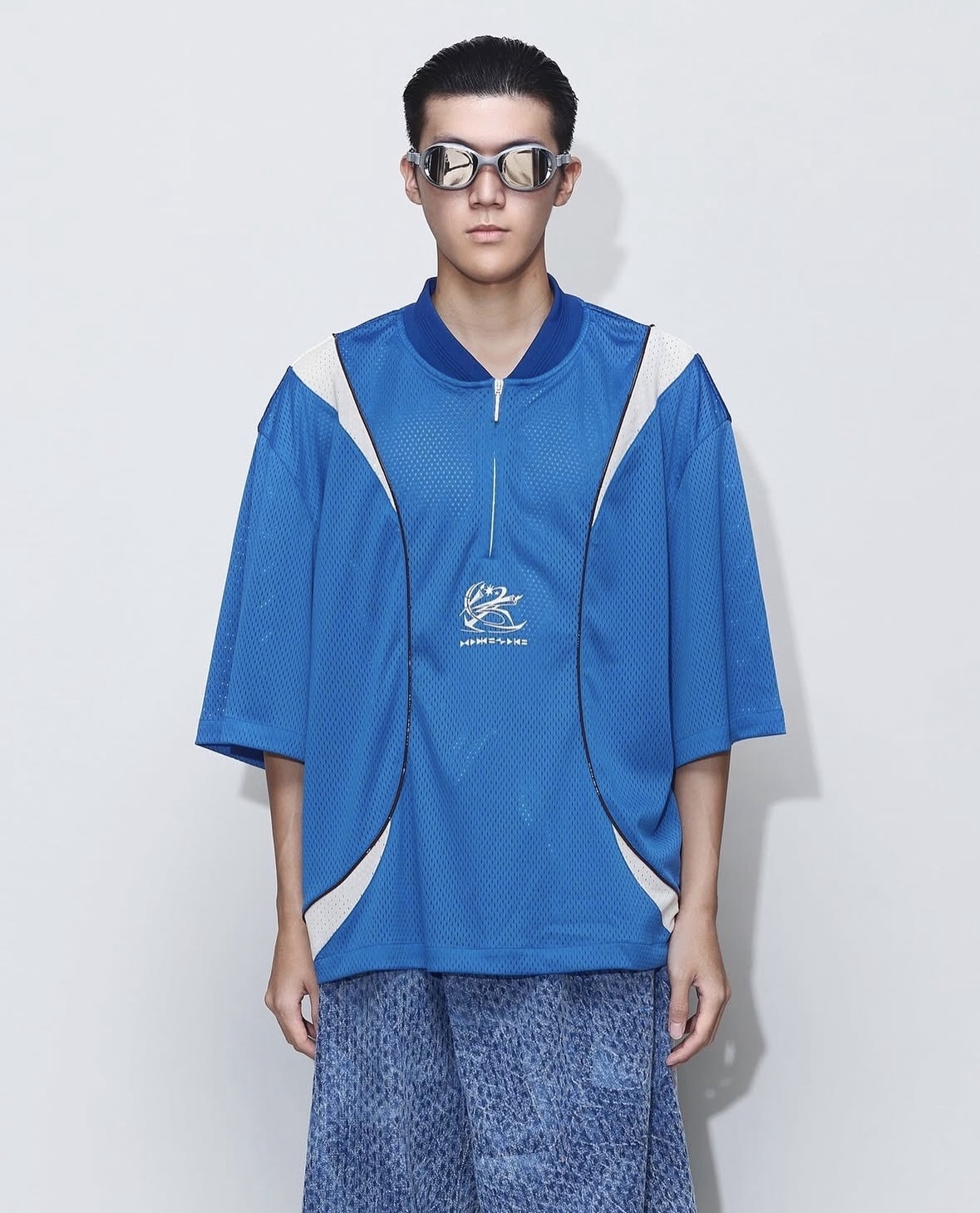 為品牌的網狀寶藍色球衣單品！