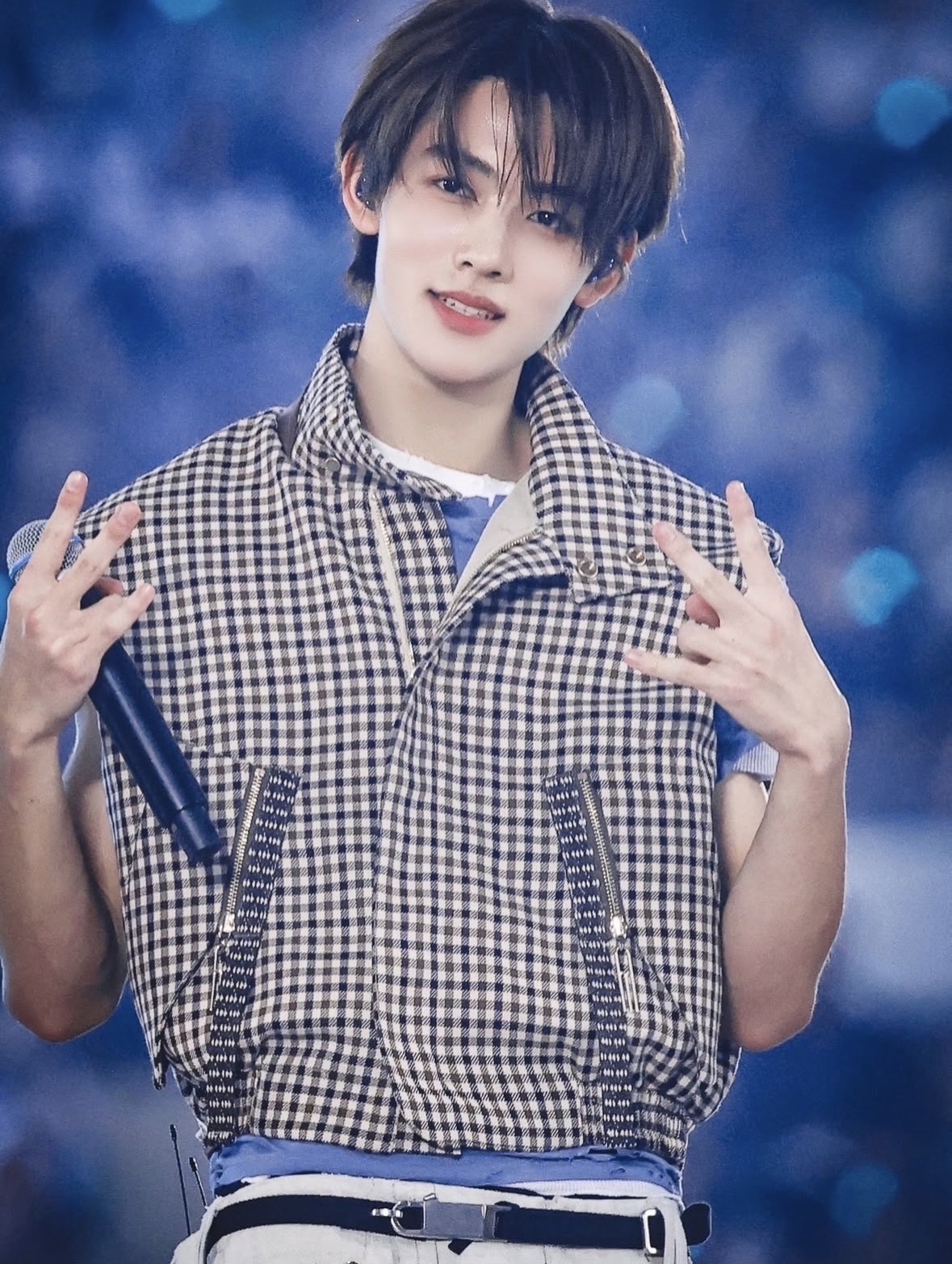 成員嚴成玹以咖色格紋背心亮相！