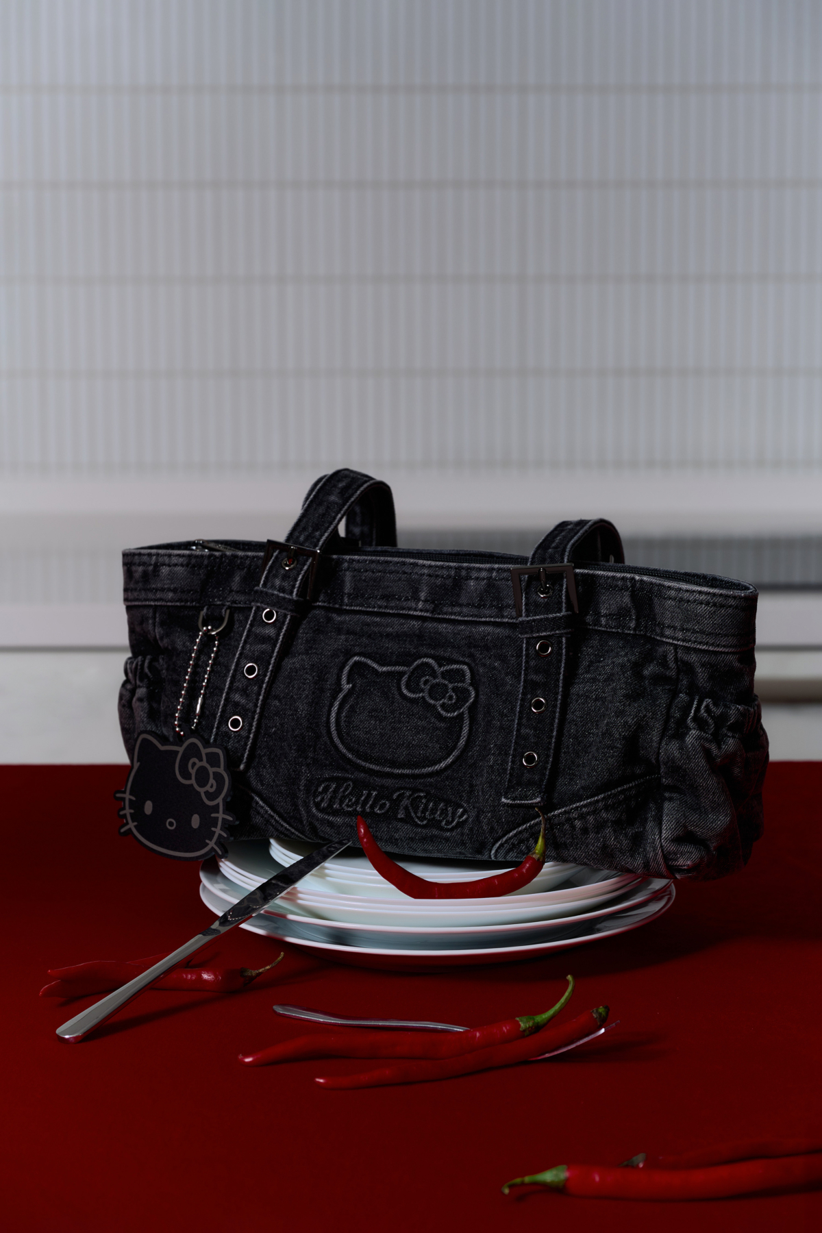 ROBINMAY｜Hello Kitty 水洗牛仔肩背包｜NTD 2,380｜顏色：牛仔水洗黑