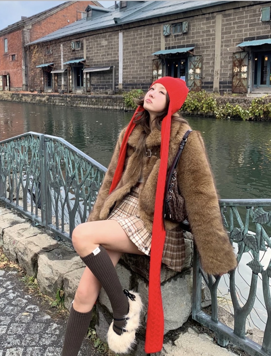 下半身搭配短裙，完全是韓妞的冬日穿搭公式！