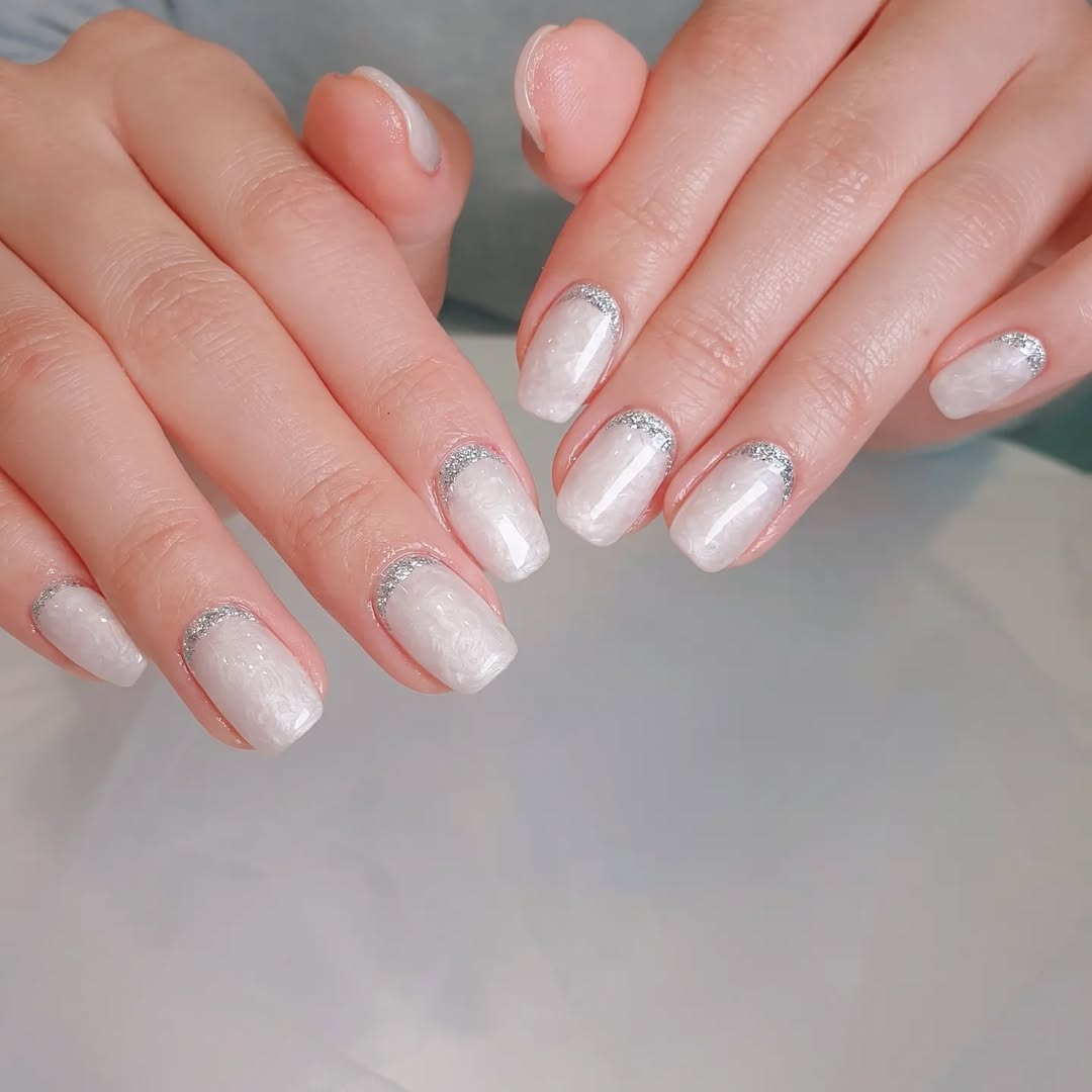 「雲舞白」美甲提案04：銀色月牙雲紋款