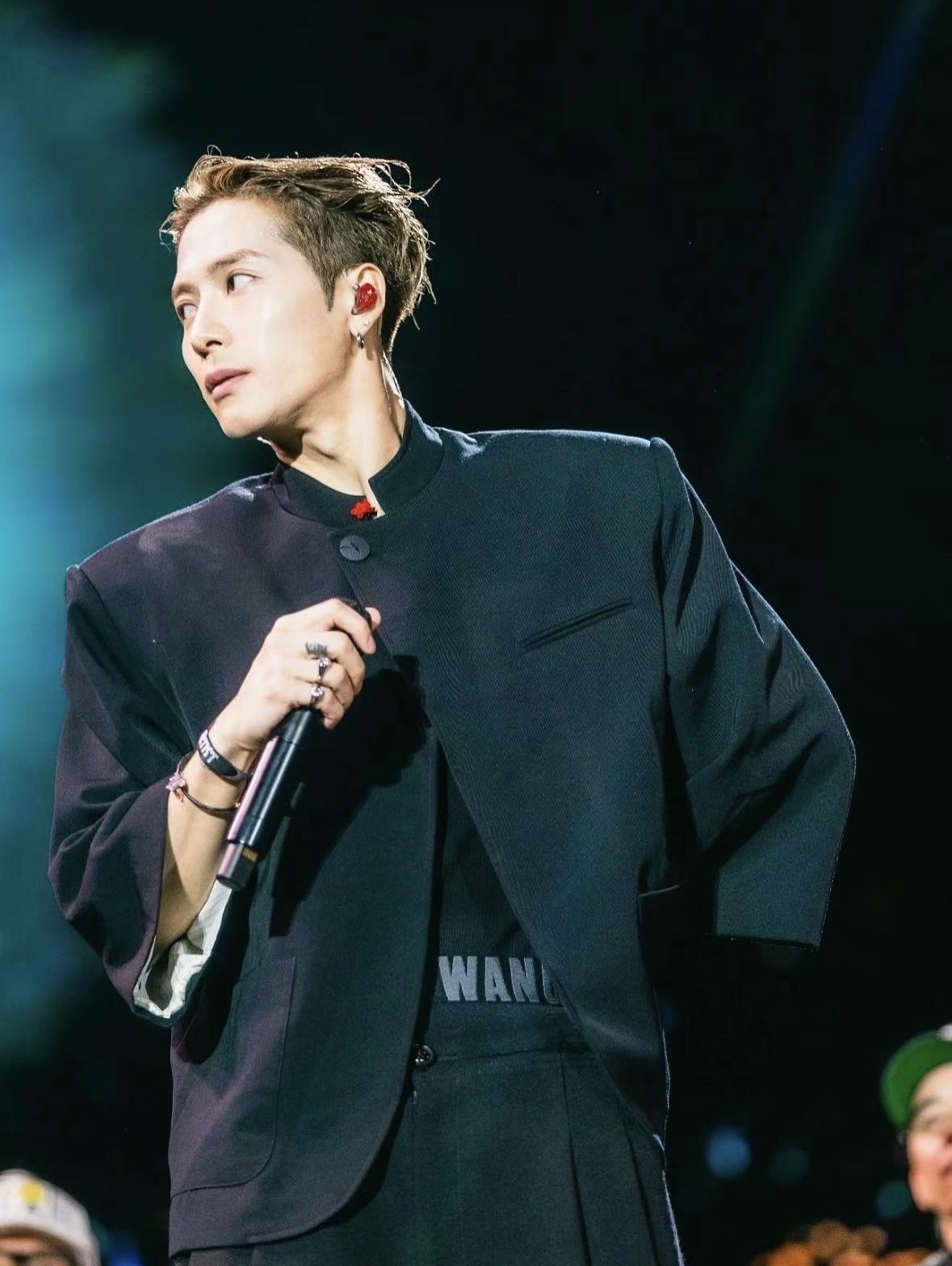 王嘉爾身穿品牌的中式西裝外套！