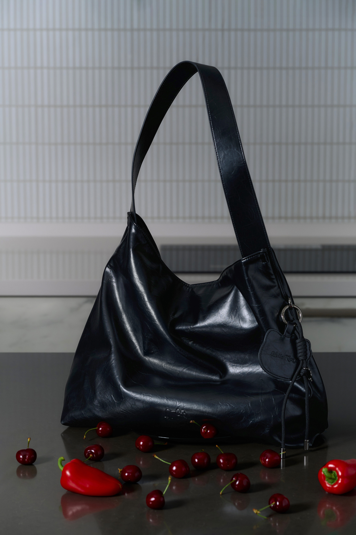 ROBINMAY｜Hello Kitty 皮革托特肩背包｜NTD 2,180｜顏色：黑黑