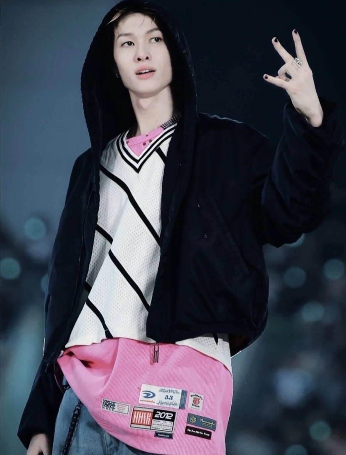 成員馬丁內著斜條紋黑白球衣，外搭黑色連帽外套，輕鬆掌握潮流！