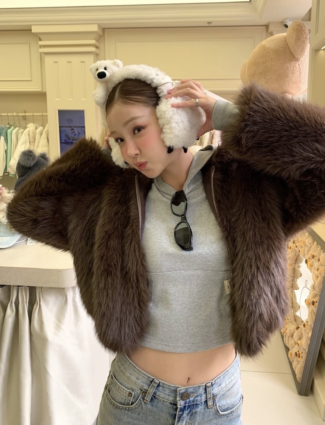 可以選擇短版皮草外套，更顯身材比例！