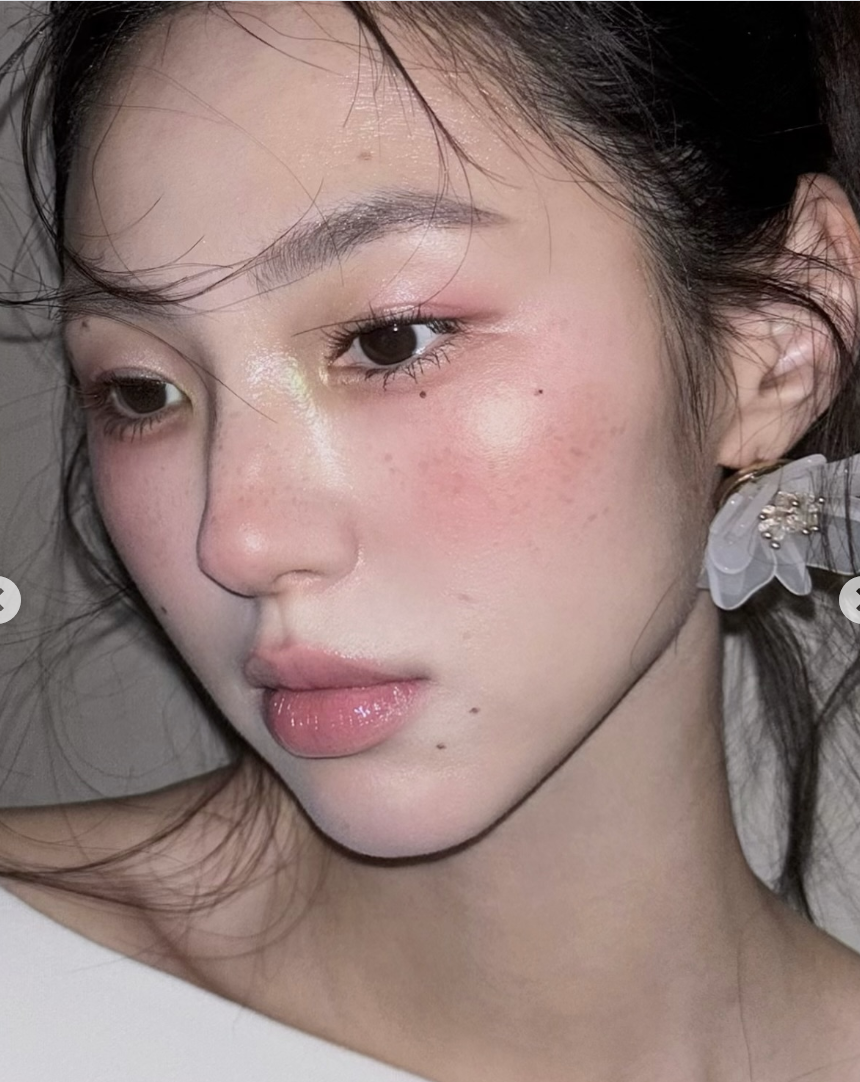 不刻意整體妝容打亮，主要圍繞濕潤感！