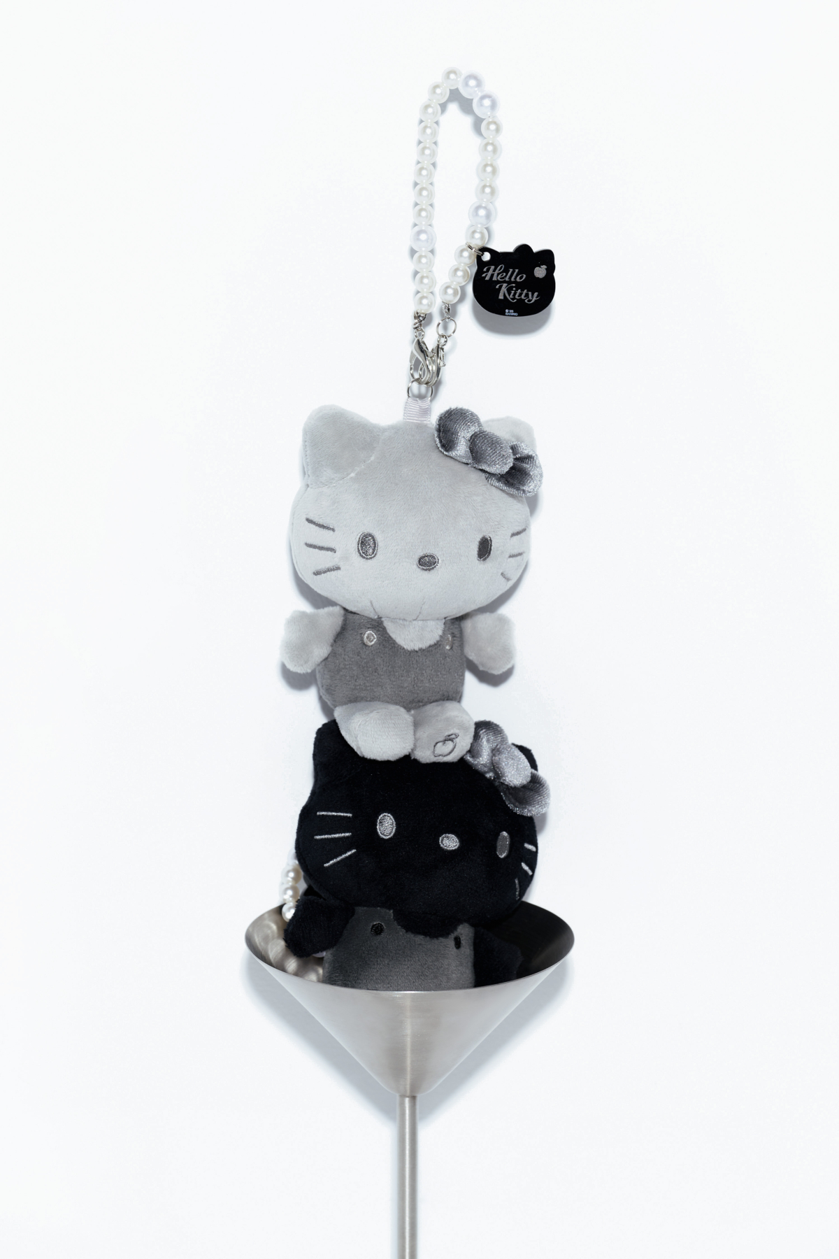 ROBINMAY｜Hello Kitty 黑灰系列娃娃吊飾｜NTD 690｜顏色：黑色、灰色
