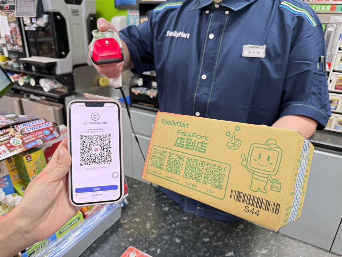 全家即日起使用「數位憑證皮夾」APP的專屬 QR Code，並由店員過刷QR Code完成身分認證後，即可完成取件程序