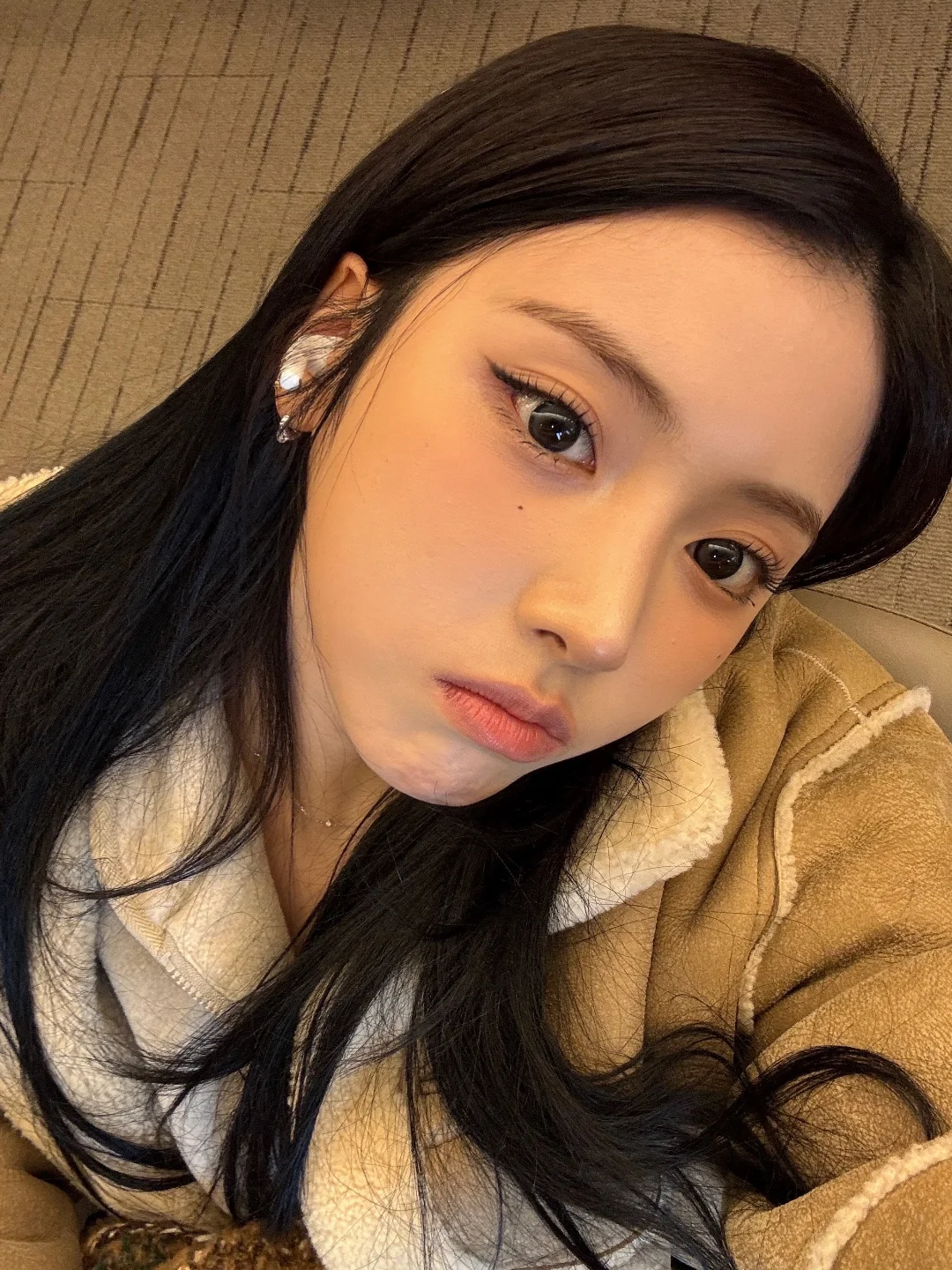 眼影和修容搭配低飽和的杏棕色系暈染，在視覺上高級又充滿質感。