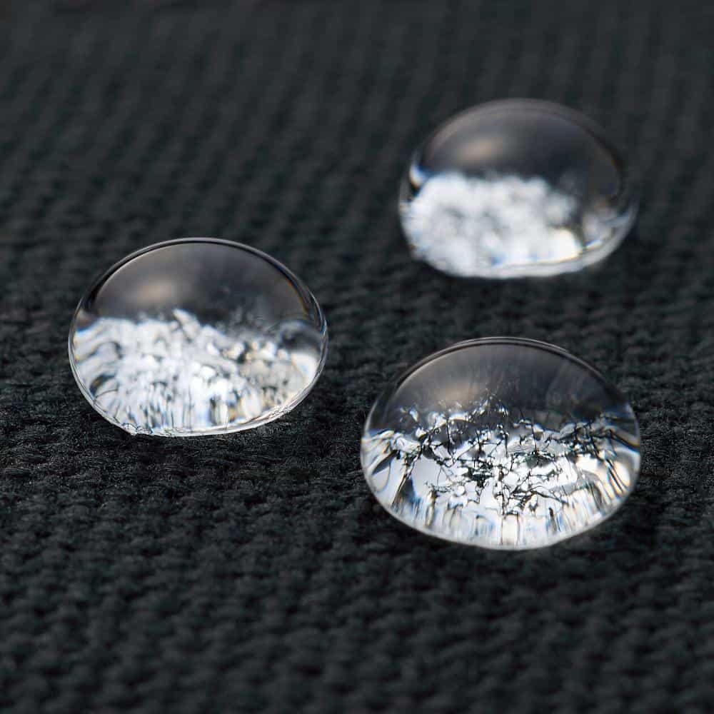 外層經撥水加工處理，使鞋面不易滲水，下雨天也不用害怕！