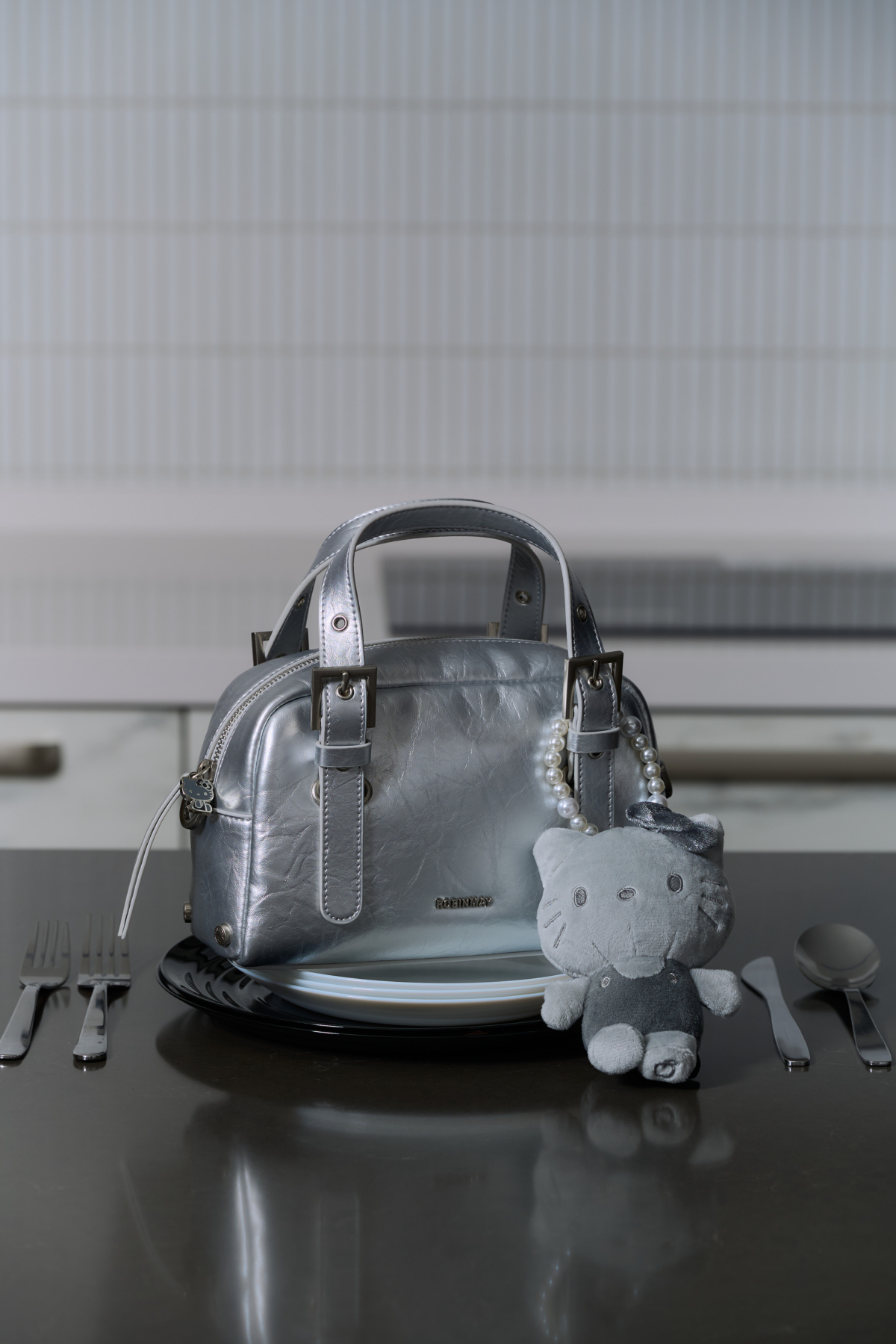 ROBINMAY｜Hello Kitty 手提包｜NTD 2,580｜顏色：銀色