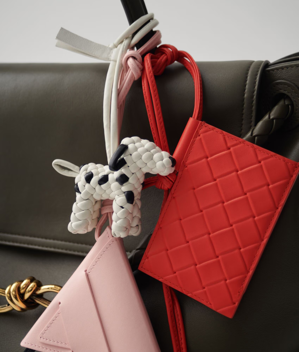 在閃爍的年末時節，Bottega Veneta 以簡約線條、精湛工藝與純粹質感，陪伴每一段值得紀念的瞬間。 