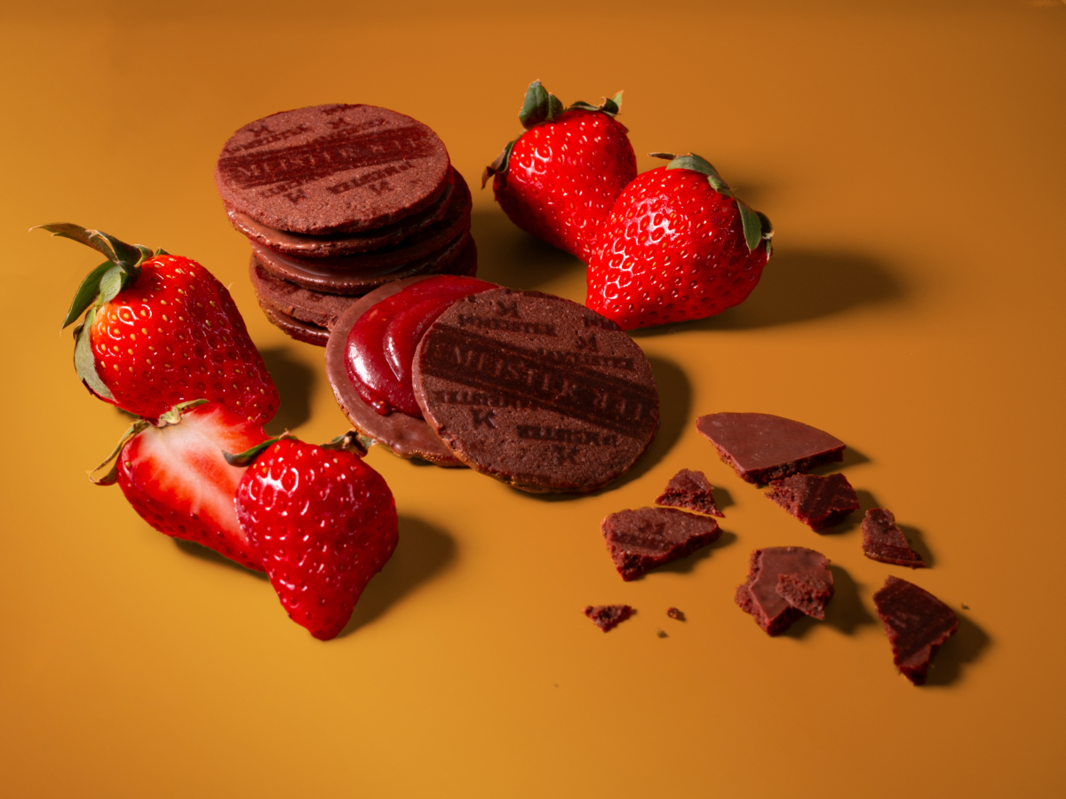 紅帽子去年推出的新春限定人氣口味「草莓焦糖可可夾心餅乾」，廣受好評！