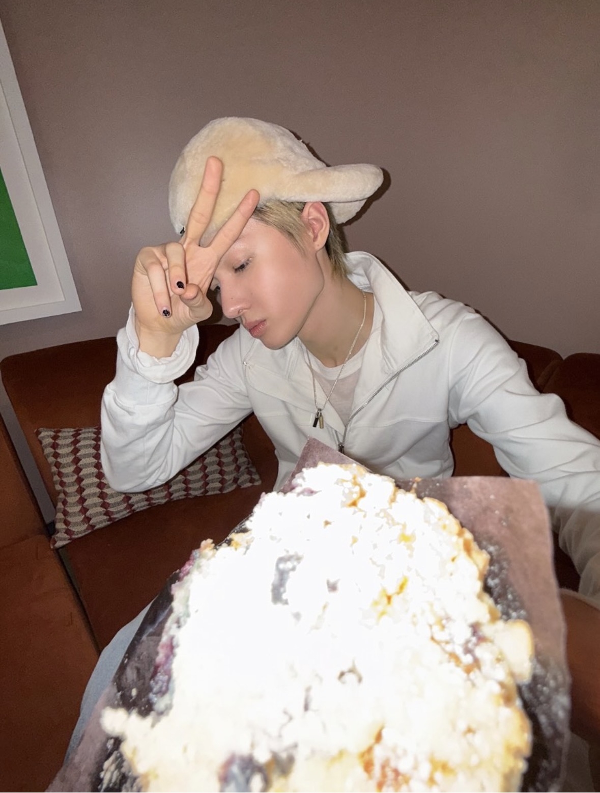 想要駕馭潮流感的，輕鬆搭個白色緊身運動外套就顯高級又帥氣！