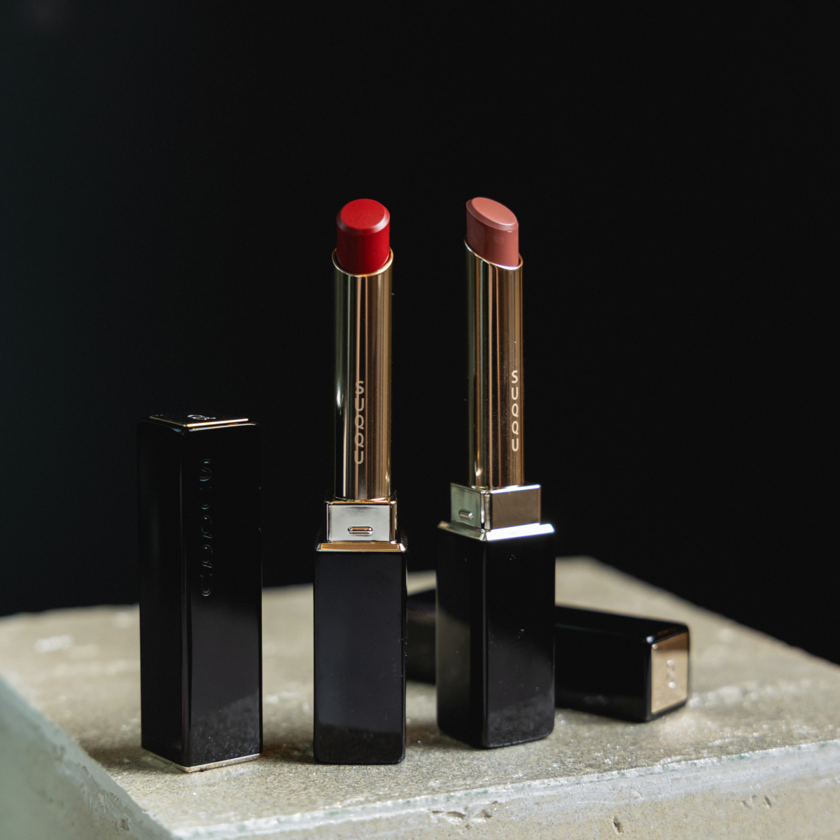 SUQQU 晶采絲絨唇膏105零彩，NT$2,050(右)