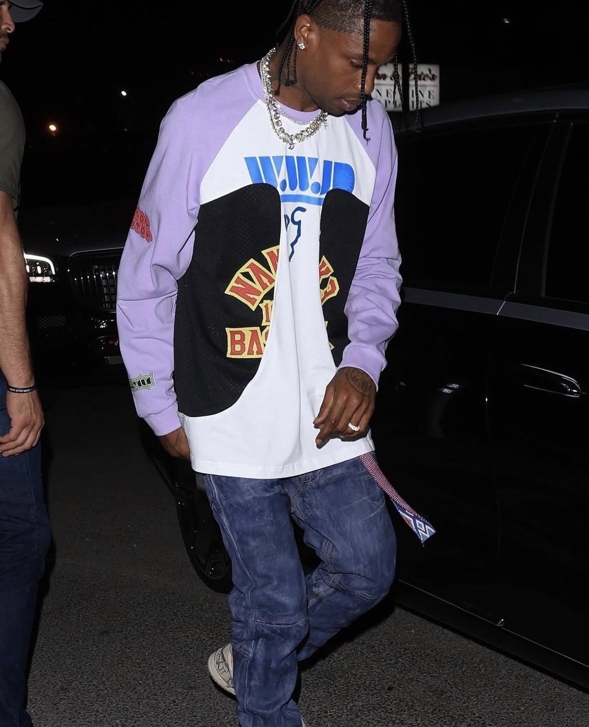 嘻哈之星Travis Scott，同樣也穿著品牌上衣亮相過！