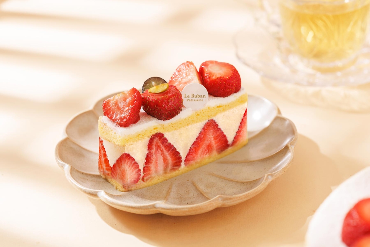 「季節花語草莓芙蓮」承接細緻奶餡與草莓酸甜，側邊鑲嵌「花語」般的草莓切片紋理，入口輕盈。