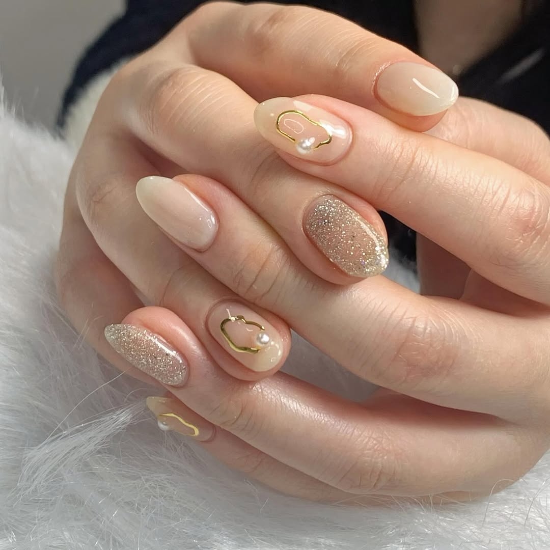 「雲舞白」美甲提案03：輕柔鎏金雲霧