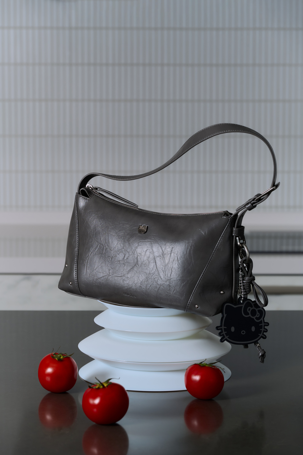 ROBINMAY｜Hello Kitty 肩背包｜NTD 2,180｜顏色：深太空灰