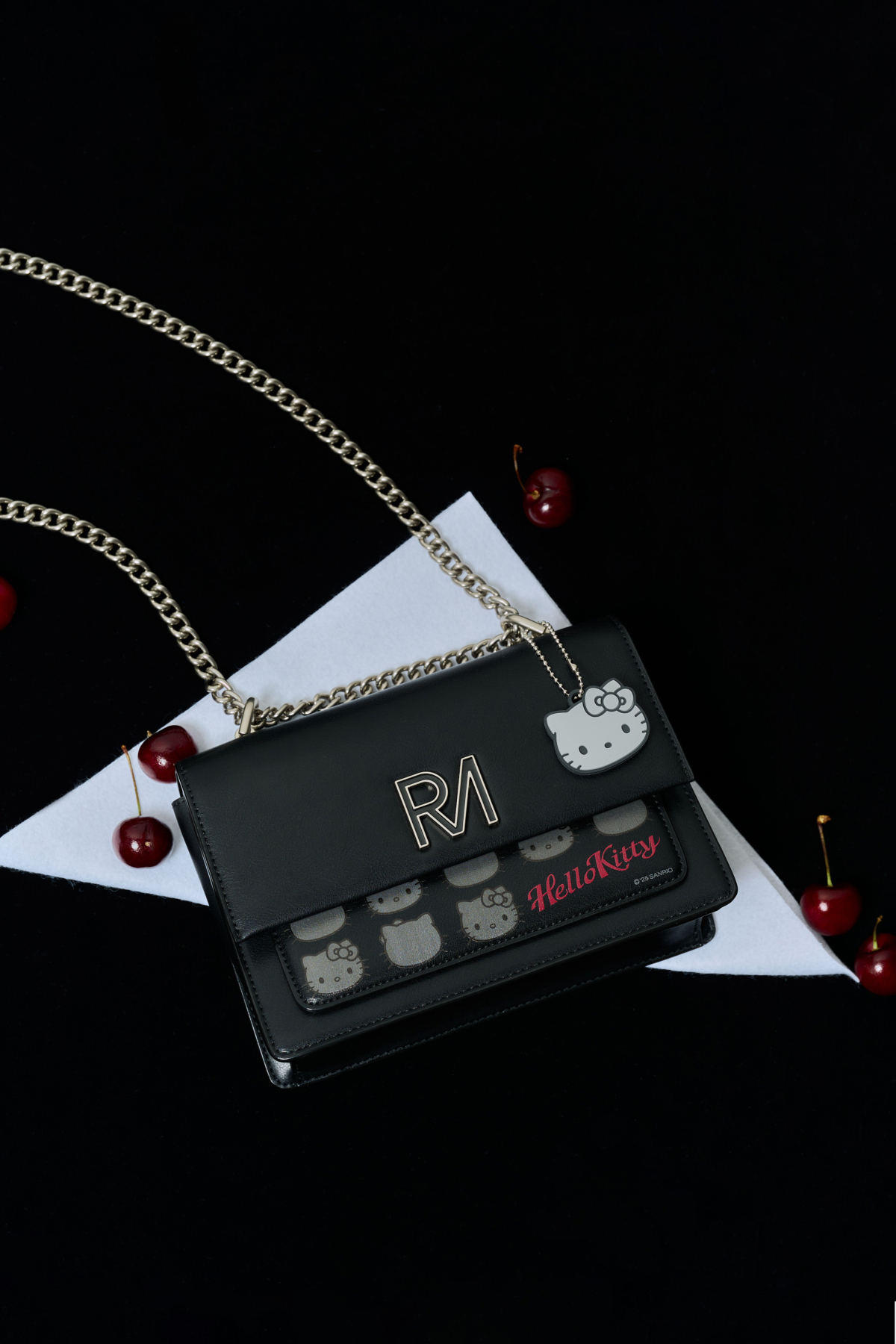 ROBINMAY｜Hello Kitty 狂派塗鴉斜背｜NTD 2,480｜顏色：黑色