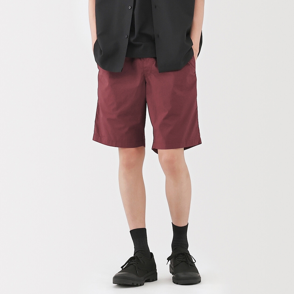 男水洗平織布舒適短褲（暗紅），NT$499元