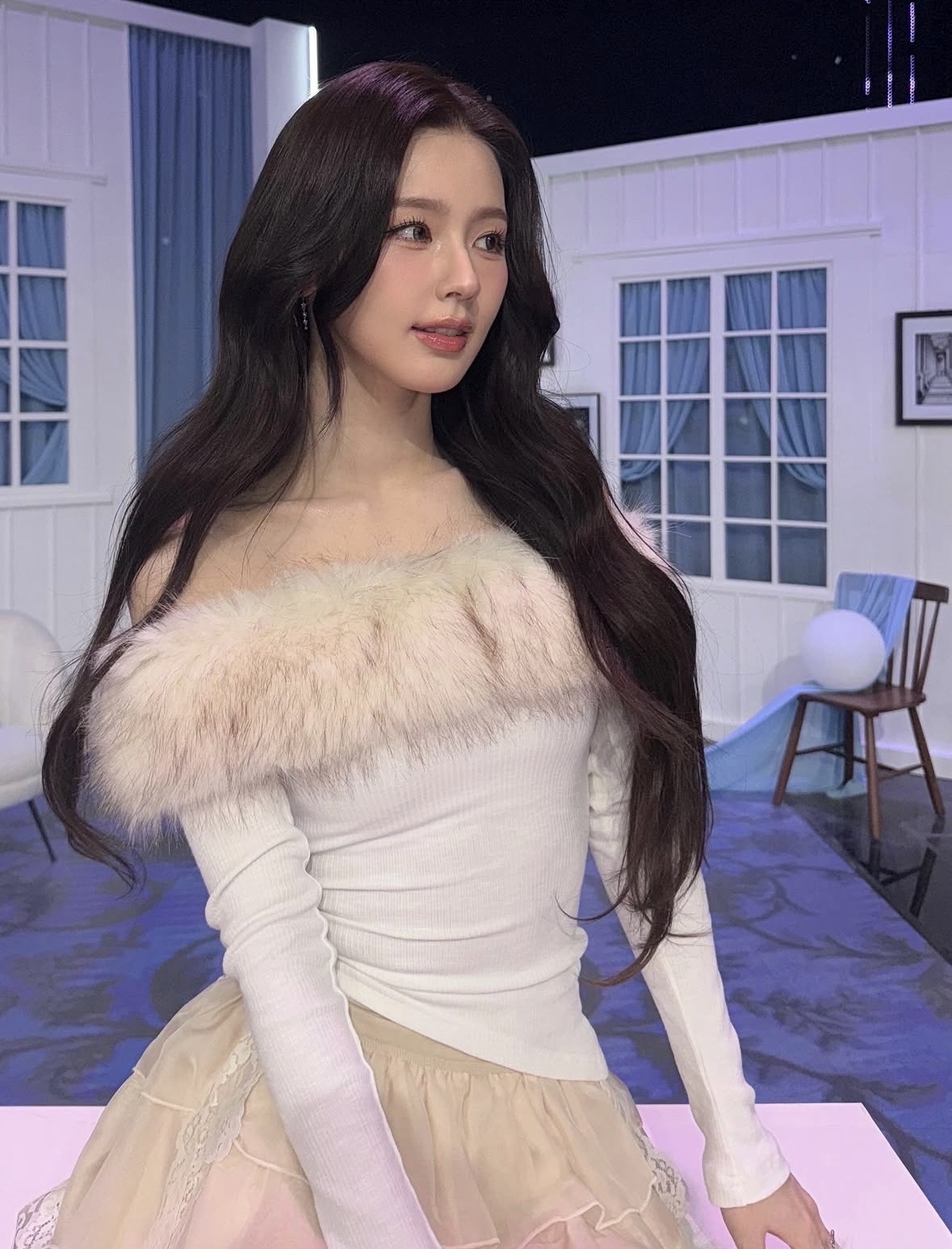 冬日白色平口針織上衣輕鬆展現性感歐膩風，這件絕對會必備！