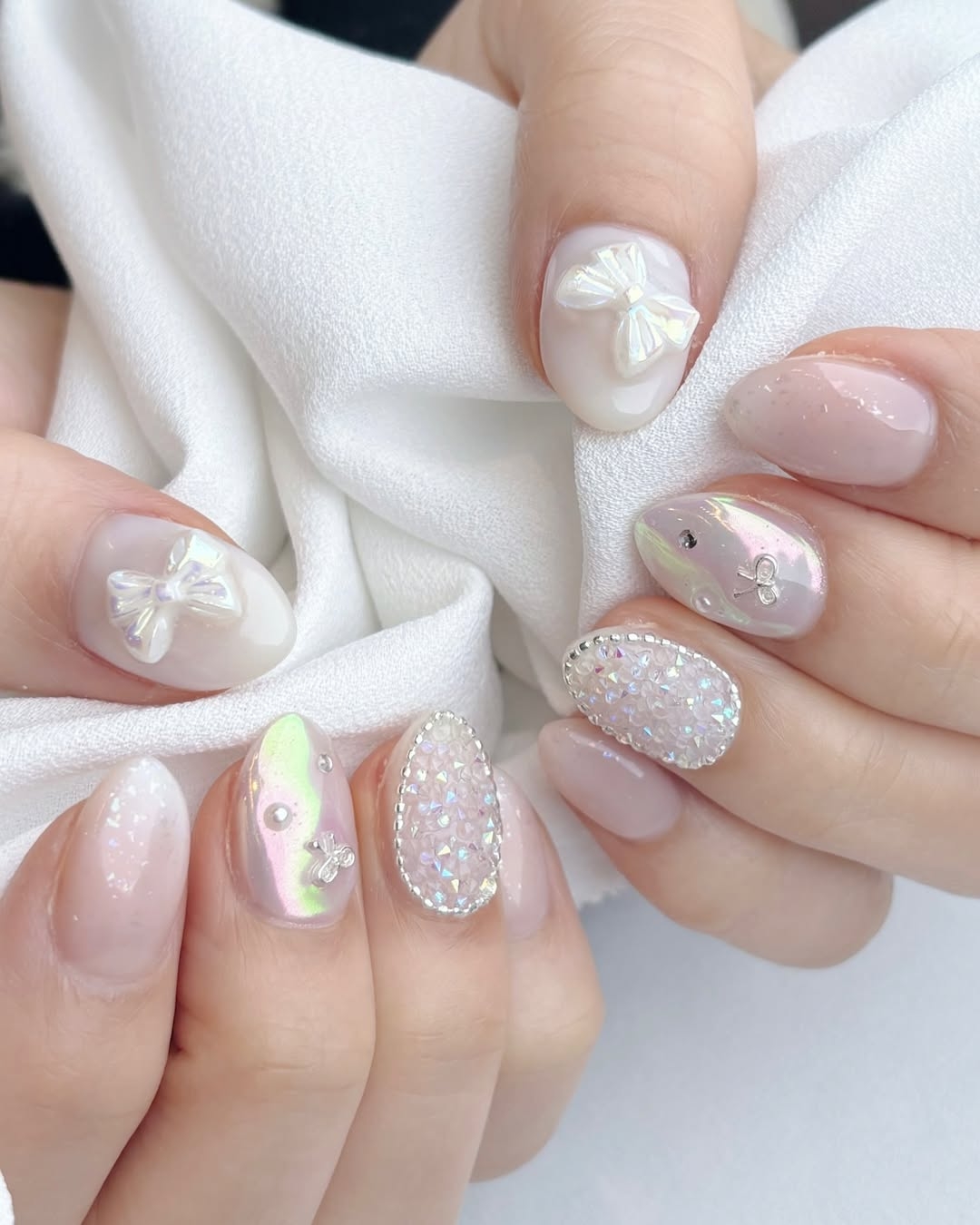 「雲舞白」美甲提案01：輕雲珍珠蝴蝶結 