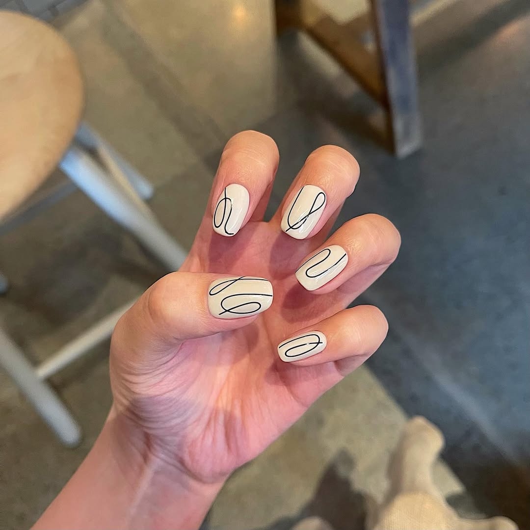 「雲舞白」美甲提案06：極簡線條款