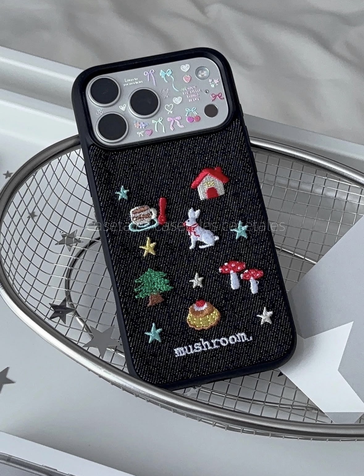 貼了手機背貼再換上別的手機殼，又是另外的風格呈現！