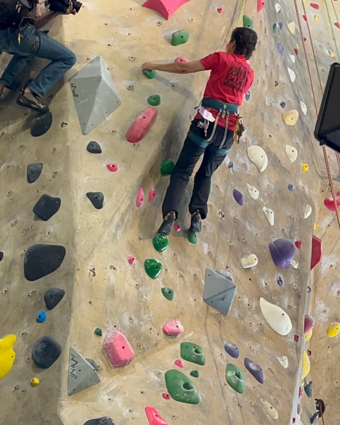 Dierdre 生長在紐約一個東歐移民家庭，在那樣的環境裡，孩子被要求「被看見，而非被聽見」