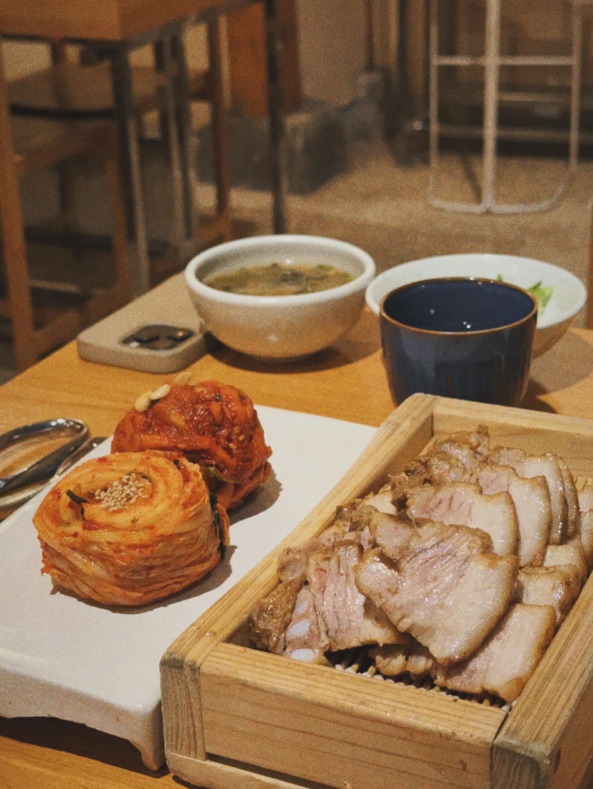 招牌白切肉，嚴選高品質豬肉以特製高湯慢火燉煮。