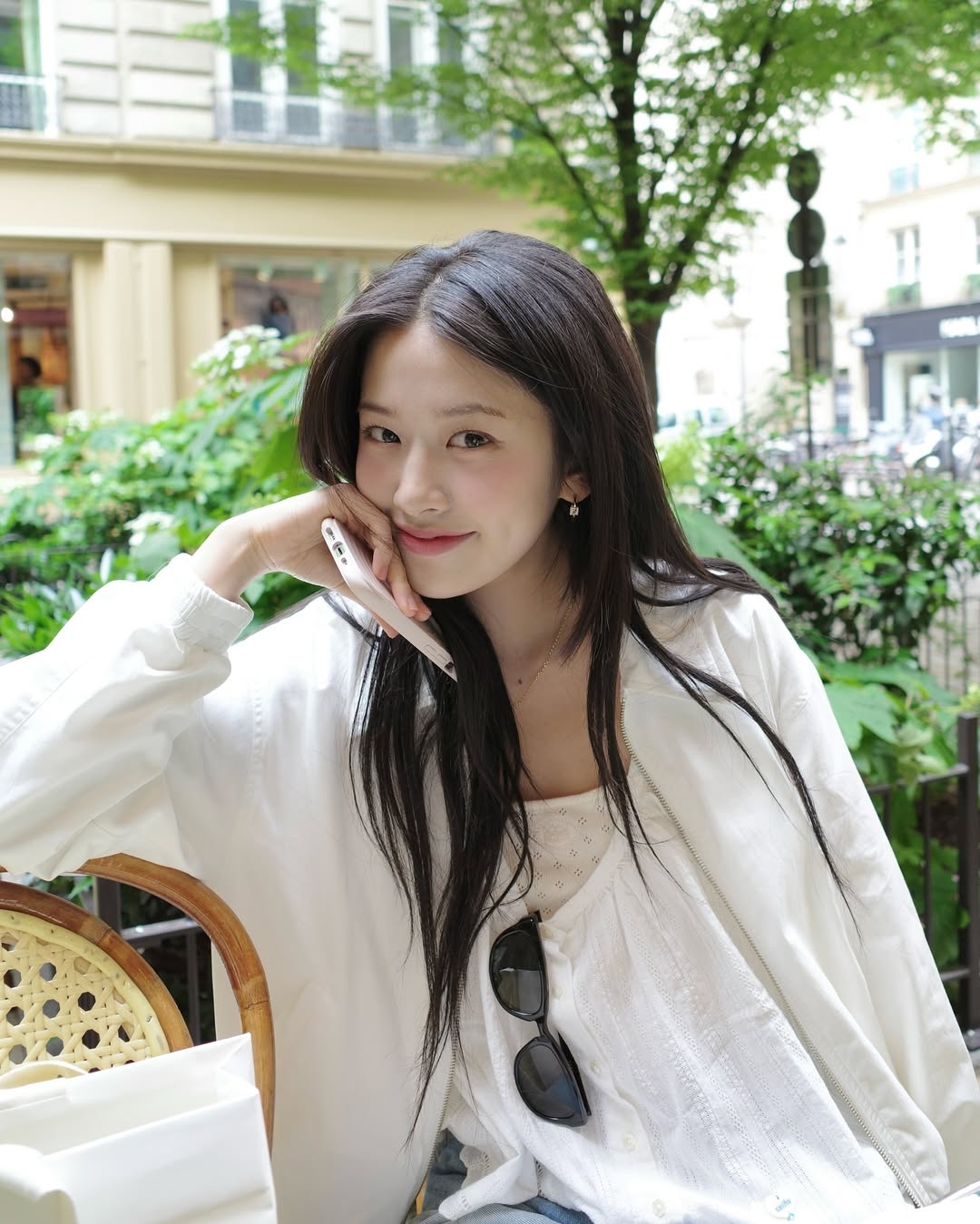 如何打造「無睫毛眼妝」：重點轉移到唇妝與腮紅