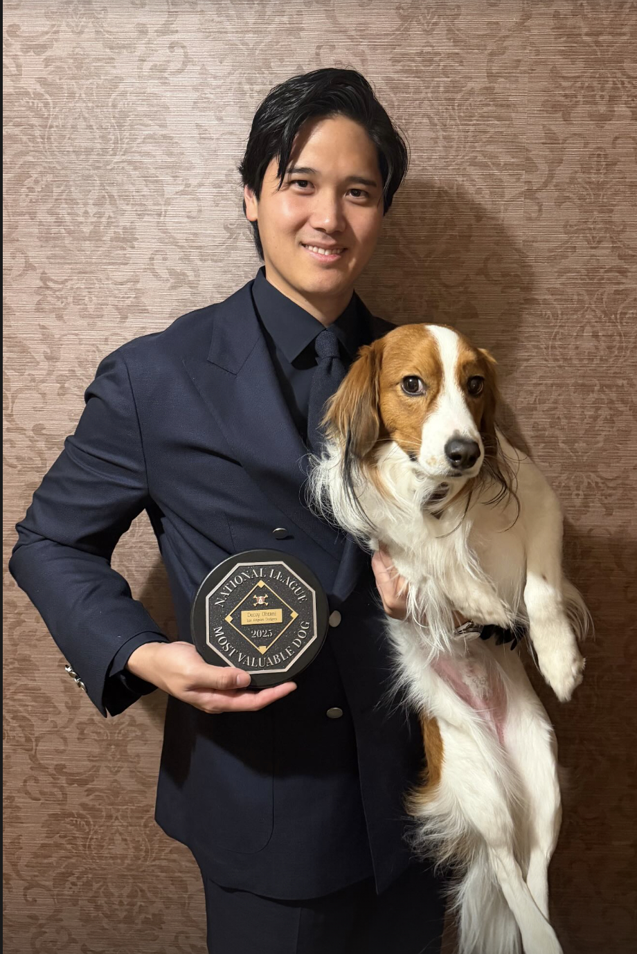 大谷翔平開心與愛犬Decoy和他獲得的MVD獎牌合照