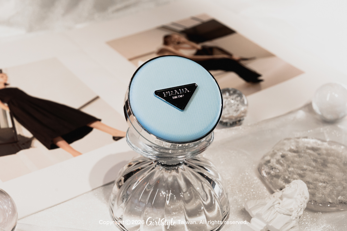PRADA 莫測藍尼龍氣墊粉餅｜推薦價 2,850元｜新品上市