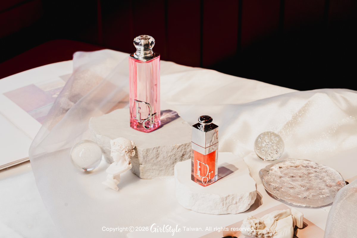 DIOR Addict 癮誘系列：迪奧癮誘粉漾香氛30ml｜推薦價 2,700元（左），迪奧水光潤唇釉｜推薦價 1,400元（右）